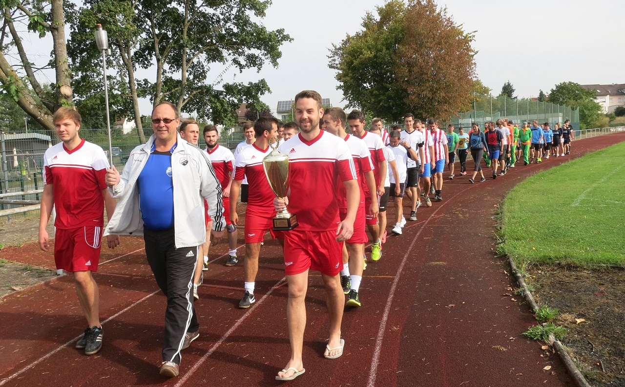 Einlauf der Olympioniken, angeführt vom 1. Vorstand Andreas Schmittwolf